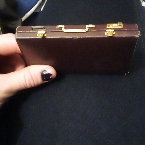 Small suitcase . One of the clips are broken. - Picture 4 of 4